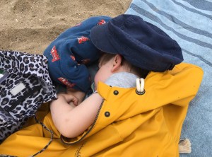 Schlafendes Kind mit Kuschelkissen