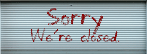 Rolltor mit Aufschrift „Sorry, we‘re closed“