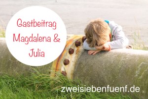 Kleiner Junge, der Gesicht in die Hände vergräbt.