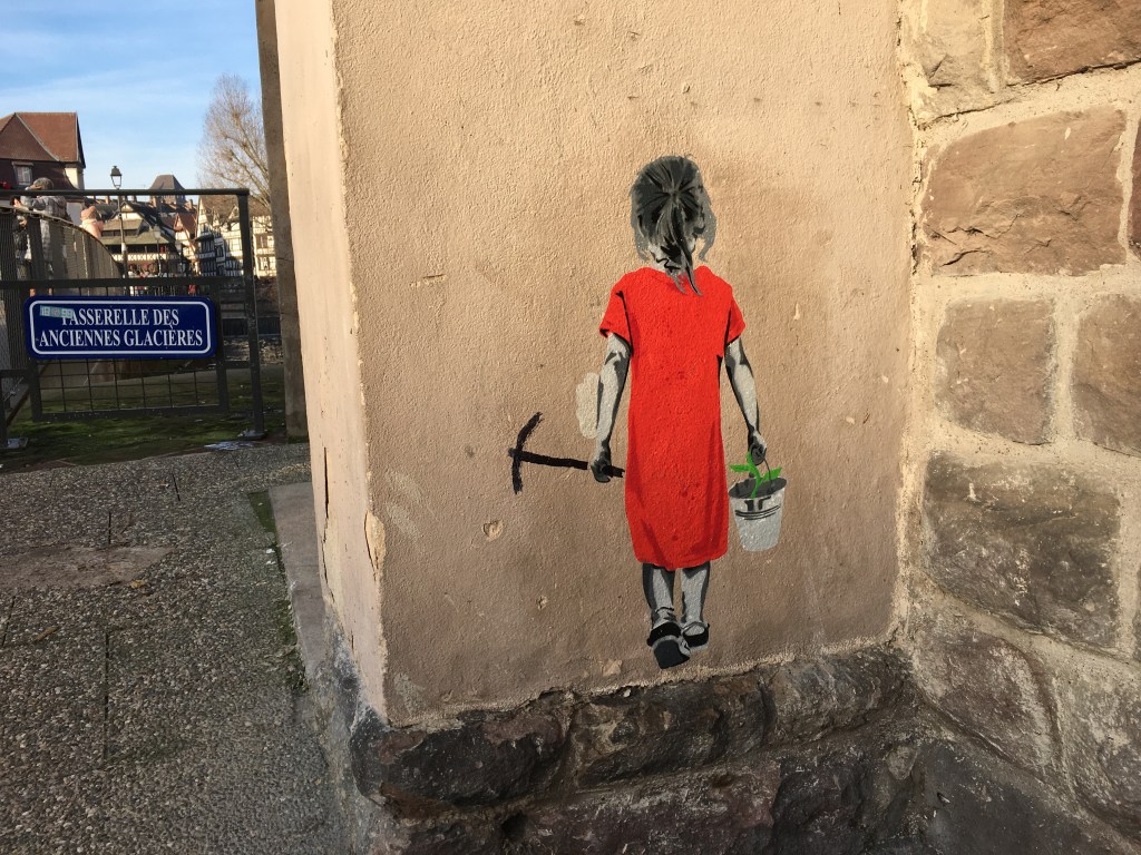 Graffito „Mädchen mit rotem Kleid“