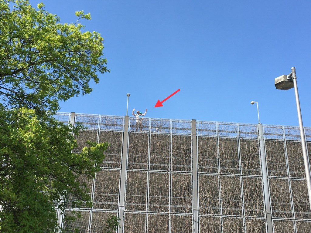 Zwei Menschen auf einem Parkhausdach.