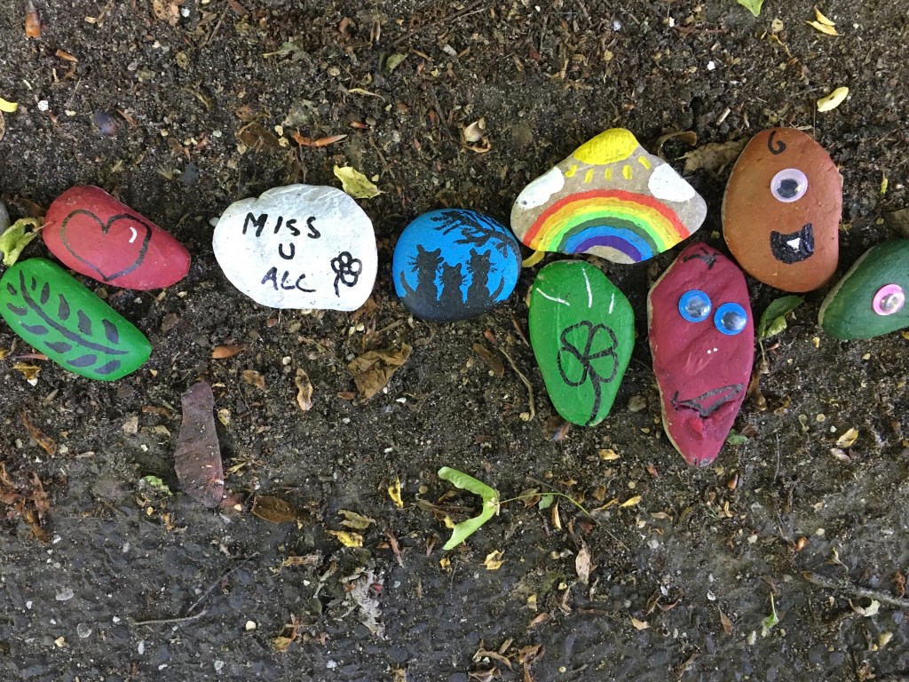 Bunt bemalte Steine.