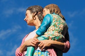 Mutter mit Kind auf dem Arm (Skulptur)