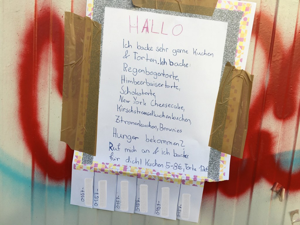 Aushang Kuchenverkauf, geschrieben in Kinderschrift.