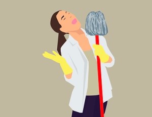 Frau, die Wischmopp wir ein Mikrophon hält.