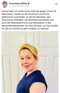 FB-Post: Familienministerin Franziska Giffey nach Impfung gegen Covid-19 mit Pflaster auf Oberarm.