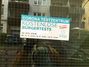 Aushang „Kostenlose Corona-Bürgertests“