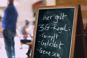 Tafel vor Restaurant mit Aufschrift „Hier gilt die 3G-Regel: Geimpft, getestet, genesen.“
