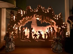 Beleuchteter Schwippbogen mit Krippenszene