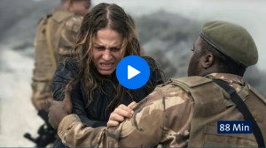 Szenenbild: Frau wird von Soldatem festgehalten.