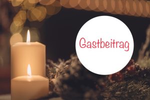 Adventskranz mit brennenden Kerzen.