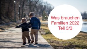 2 kleine Jungen gehen dicht nebenander auf einem Feldweg.