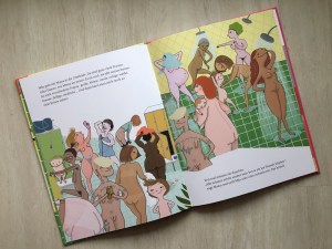 Buchdoppelseite: nackte Frauen unterschiedlichsten Aussehens und Alters in Gemeinschaftsdusche eines Schwimmbads.