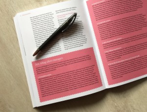 Buchseite mit Gastbeitrag Sarah Zöllner „Den Alltag allein managen“