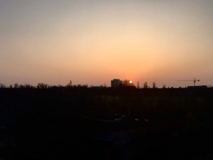 Häuser vor Sonnenaufgang.