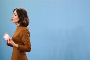 Bild Anne Spiegel, die mit ernstem Gesicht gerade das Rednerpodium verlässt.