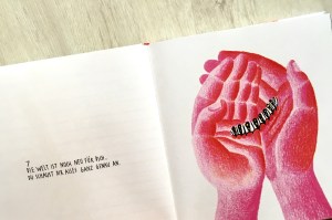 7: Die Welt ist noch neu für dich. Du siehst dir alles ganz genau an. (Kinderhand, die Raupe hält).