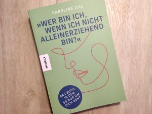 Buchcover „Wer bin ich, wenn ich nicht alleinerziehend bin?“ von Caroline Uhl