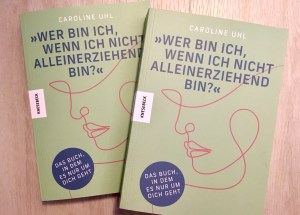 Exemplare des Buches „Wer bin ich, wenn ich nicht alleinerziehend bin?“ von Caroline Uhl