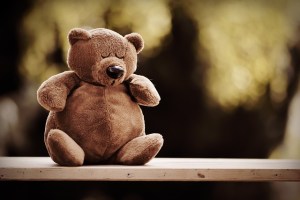 Teddybär mit geschlossenen Augen.