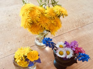 Wildblumensträußchen auf Holztisch.