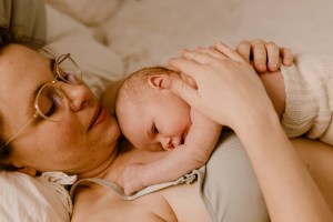 Frau mit Baby im Wochenbett