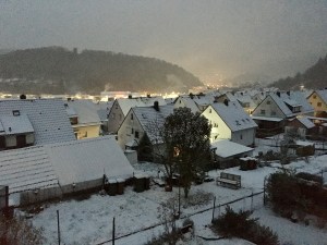 Reihenhaussiedlung, schneebedeckt, am Abend