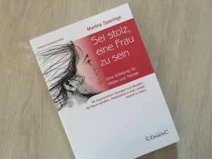 Cover „Sei stolz, eine Frau zu sein“ von Martina Spierings