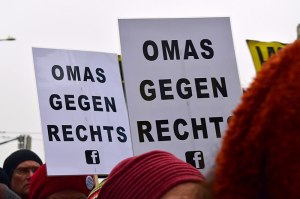 Demo-Plakate „Omas gegen Rechts“