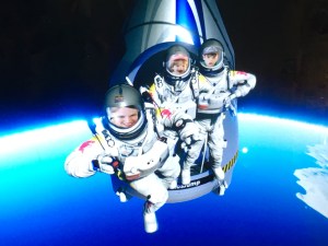 Collage Familie in Raumanzügen