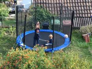 Kinder auf Trampolin