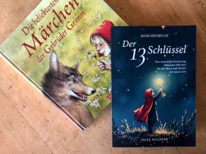 Buchcover „Der 13. Schlüssel“ vor klassischem Märchenbuch