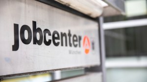Schild „Jobcenter“