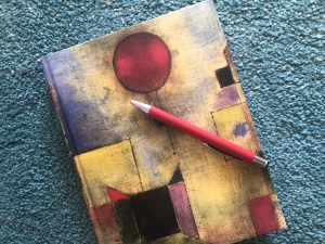 Notizbuch mit rotem Stift
