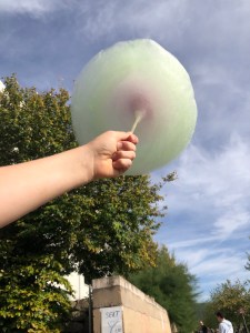 Kinderhand hält Zuckerwatte