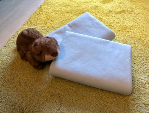 IEA Medical Bettunterlagen gefaltet mit Kuscheltier